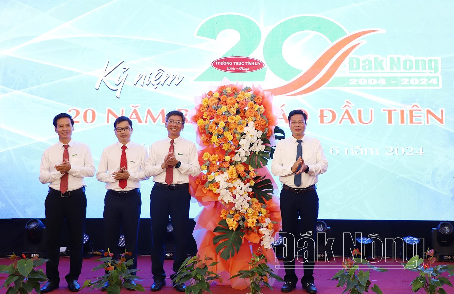 Đồng chí Lưu Văn Trung, Phó Bí thư tỉnh ủy, Chủ tịch HĐND tỉnh tặng lẵng hoa của Thường trực Tỉnh ủy cho Báo Đắk Nông