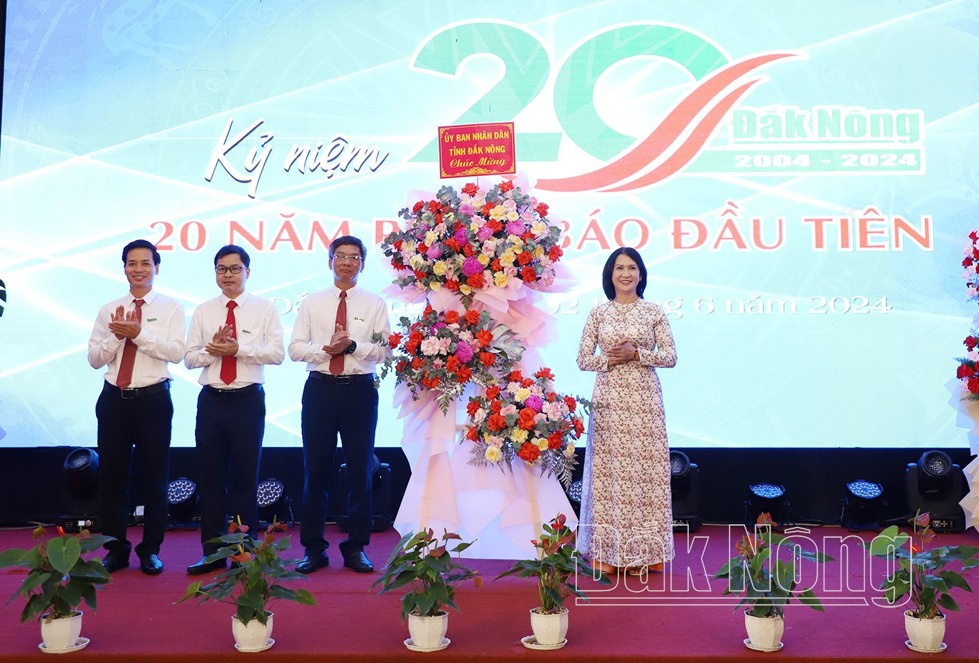 Phó Chủ tịch UBND tỉnh Đắk Nông Tôn Thị Ngọc Hạnh tặng lẵng hoa của UBND tỉnh chúc mừng Báo Đắk Nông