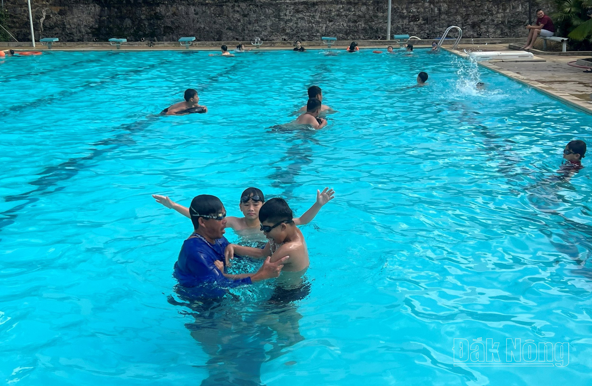 Liên đoàn Lao động tỉnh Đắk Nông lại tổ chức 8 lớp dạy bơi miễn phí cho trẻ em dịp hè 