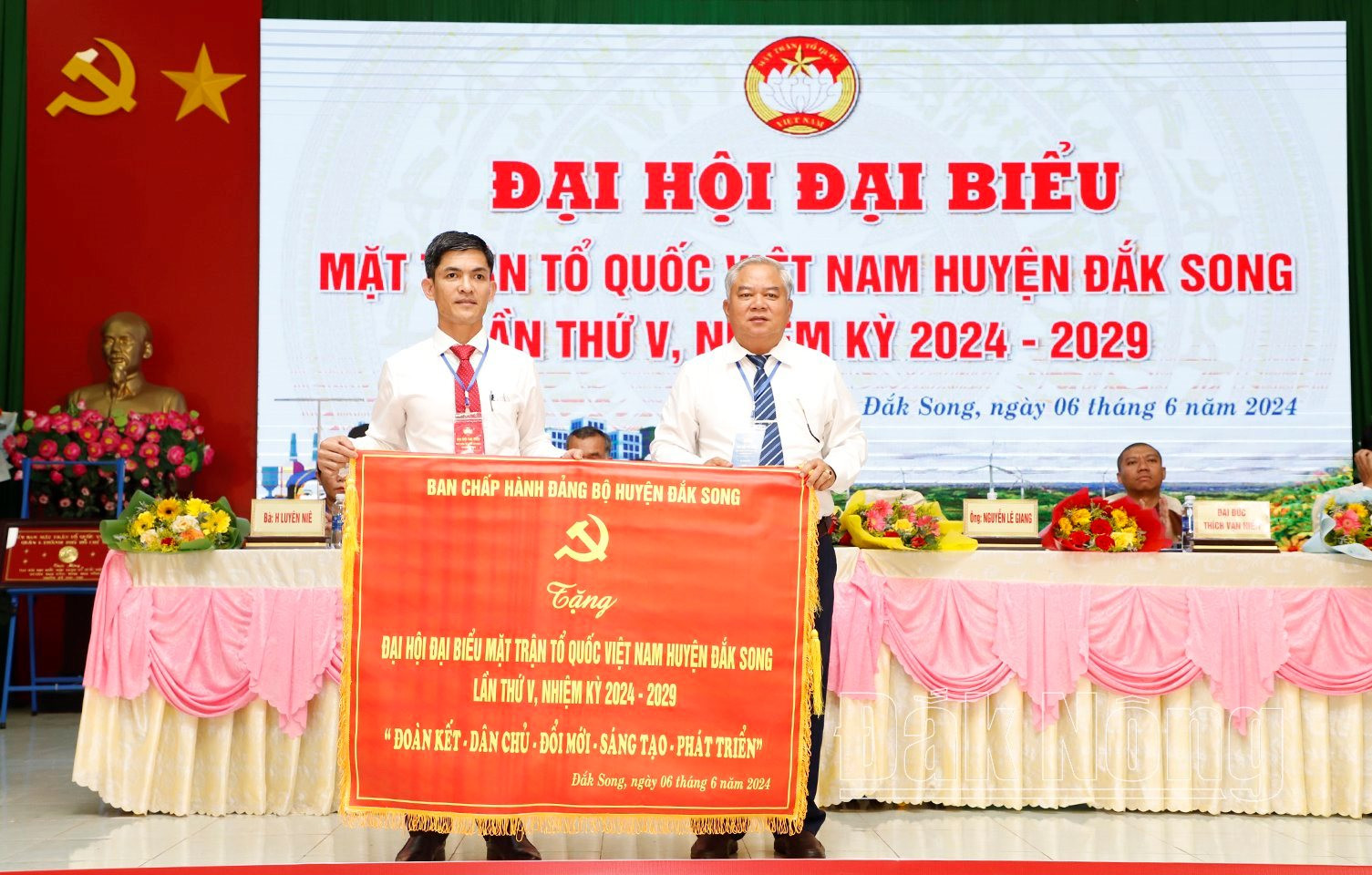 Ban Chấp hành Đảng bộ huyện Đắk Song tặng Đại hội bức trướng mang dòng chữ: 
