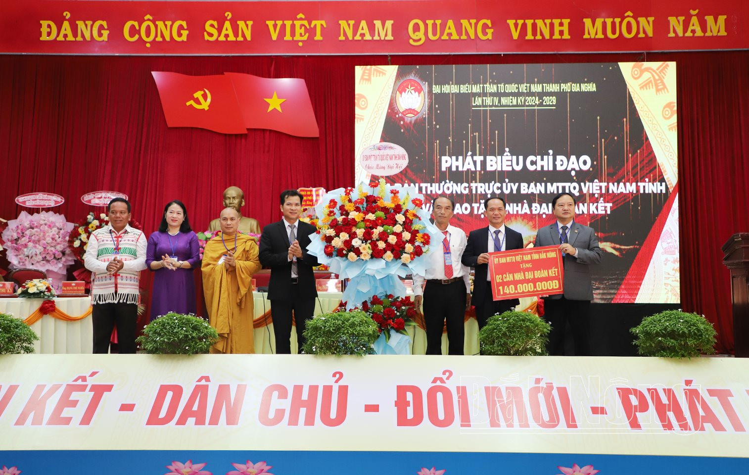 Ủy ban MTTQ Việt Nam tỉnh trao tặng Ủy ban MTTQ Việt Nam TP. Gia Nghĩa 2 căn nhà Đại đoàn kết