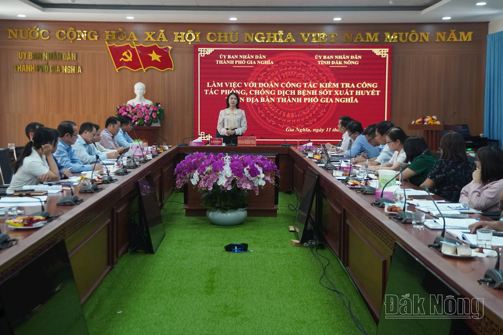 Phó Chủ tịch UBND tỉnh Tôn Thị Ngọc Hạnh tuyên dương sự nỗ lực, cố gắng của chính quyền địa phương và y tế cơ sở