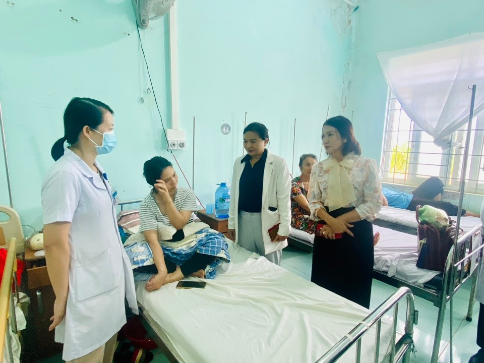 Bệnh nhân sốt xuất huyết đang điều trị tại khoa Nhiễm, Bệnh viện Đa khoa tỉnh Đắk Nông.