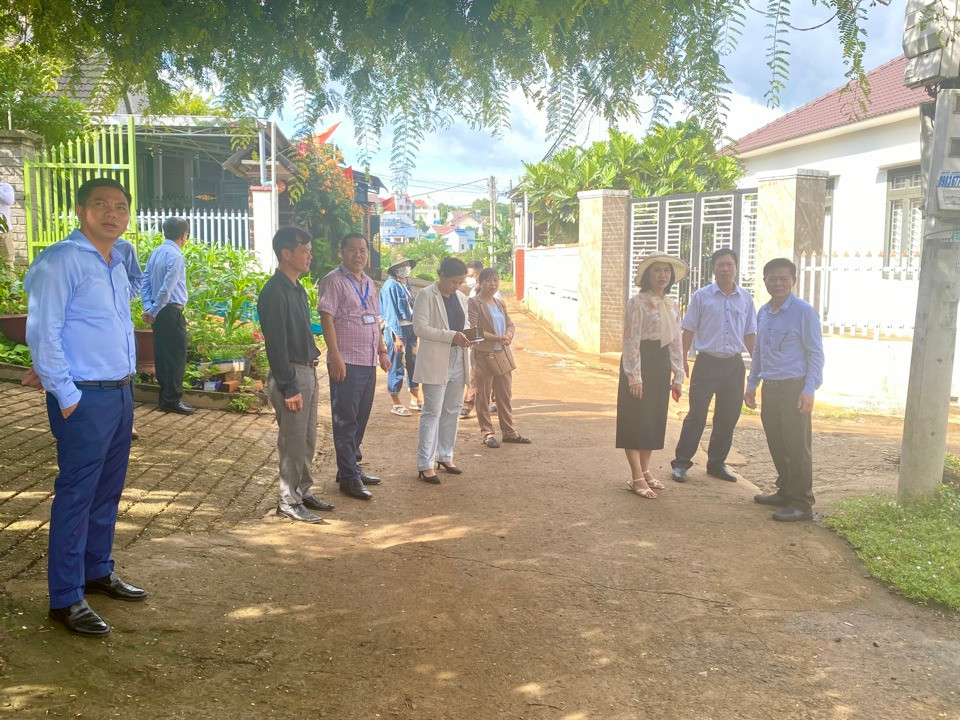 Đồng chí Tôn Thị Ngọc Hạnh, Phó Chủ tịch UBND tỉnh Đắk Nông kiểm tra chỉ đạo xử lý dứt điểm ổ dịch sốt xuất huyết tại thành phố Gia Nghĩa.