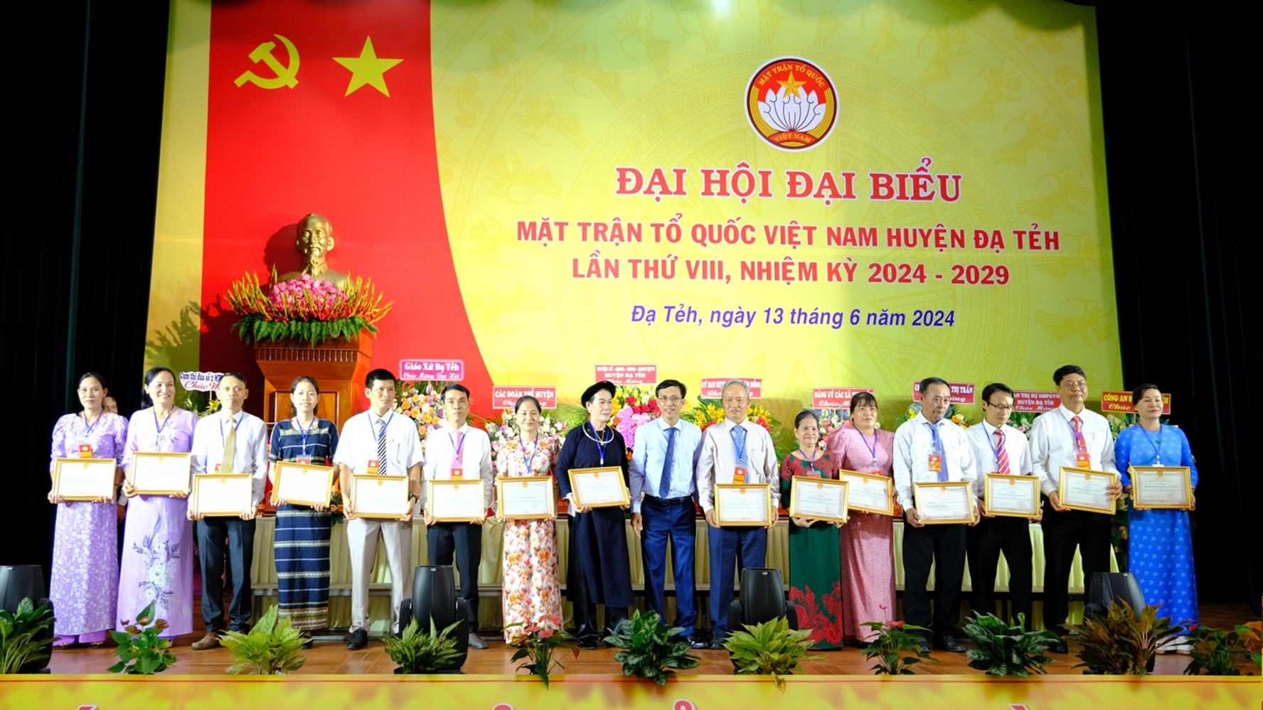 Đồng chí Nguyễn Mạnh Việt - Bí thư Huyện ủy Đạ Tẻh trao khen thưởng của UBND huyện cho các tập thể có thành tích