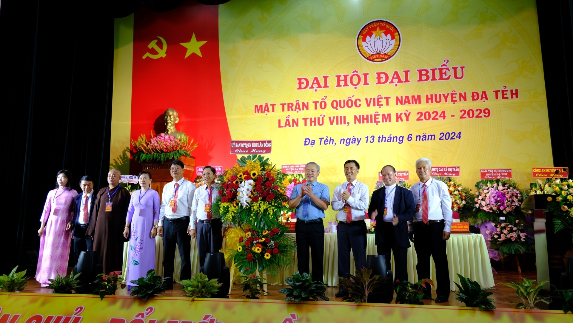 Đồng chí Đường Anh Ngữ - Phó Chủ tịch Thường trực Ủy ban MTTQ Việt Nam tỉnh Lâm Đồng tặng lẵng hoa chúc mừng Đại hội.
