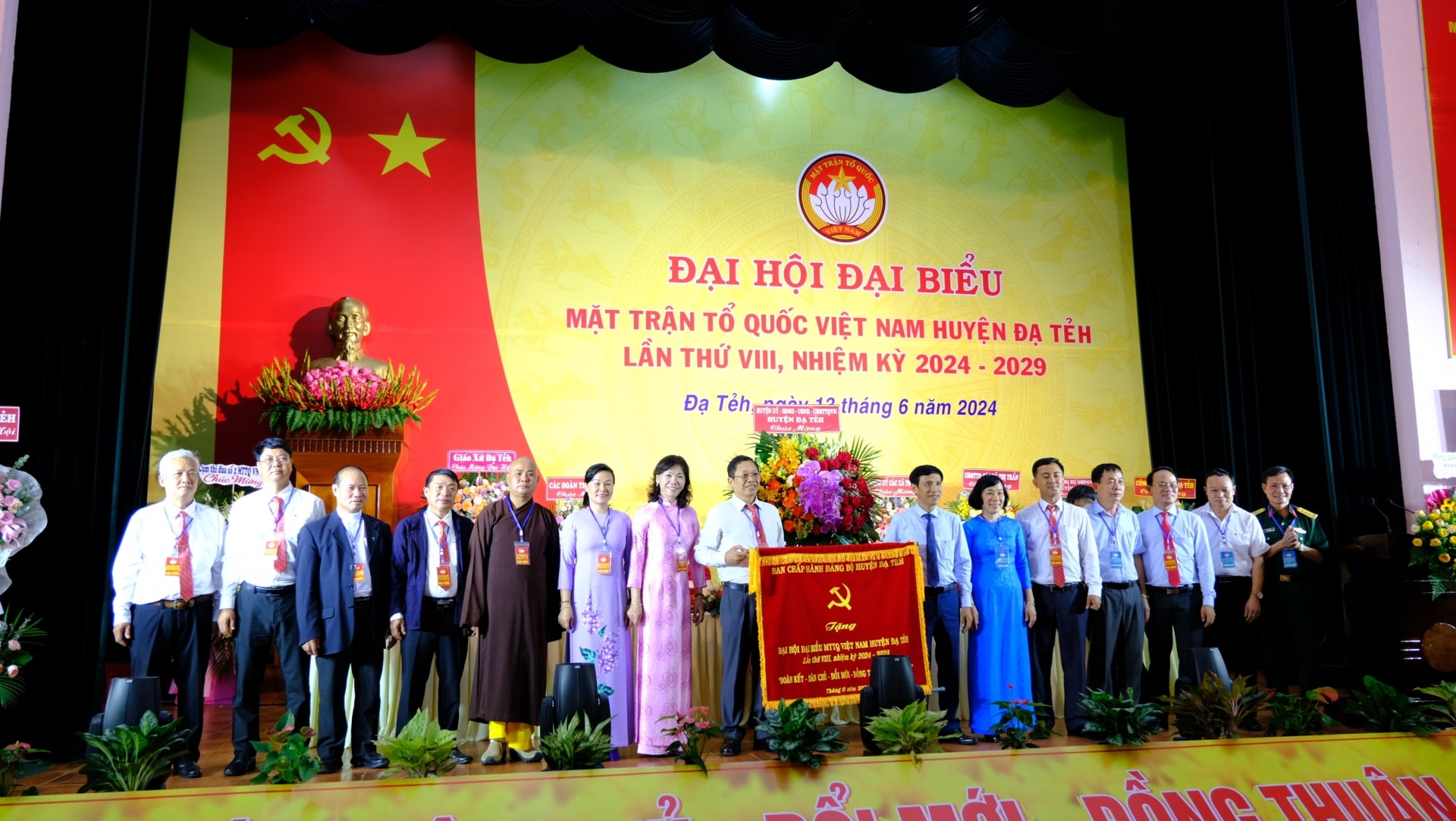 Các đồng chí trong Ban Thường vụ Huyện ủy trao bức trướng cho đại diện Ủy ban MTTQ Việt Nam huyện Đạ Tẻh.