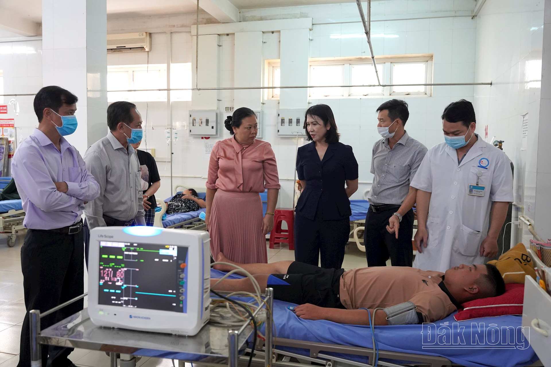 Kiểm tra công tác điều trị cho bệnh nhân sốt xuất huyết tại Trung tâm Y tế huyện Đắk R'lấp