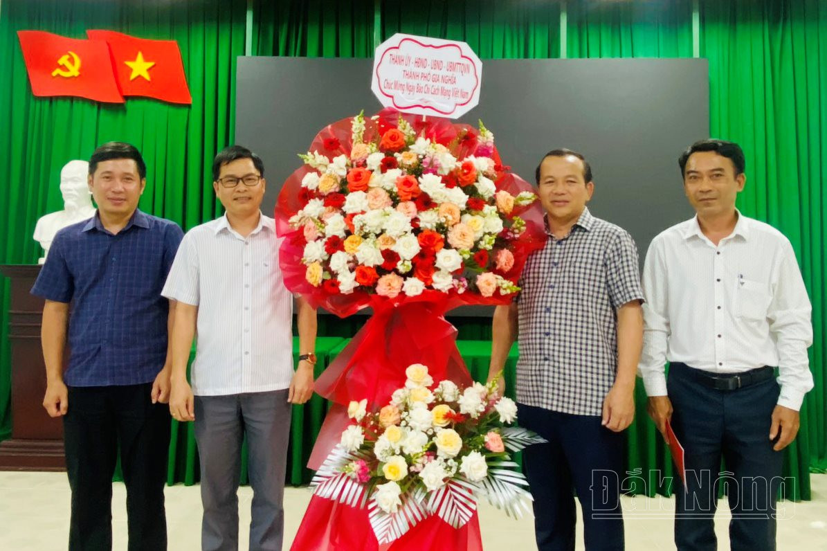 Lãnh đạo UBND thành phố Gia Nghĩa thăm, chúc mừng Báo Đắk Nông nhân Ngày Báo chí Cách mạng Việt Nam (21/6)