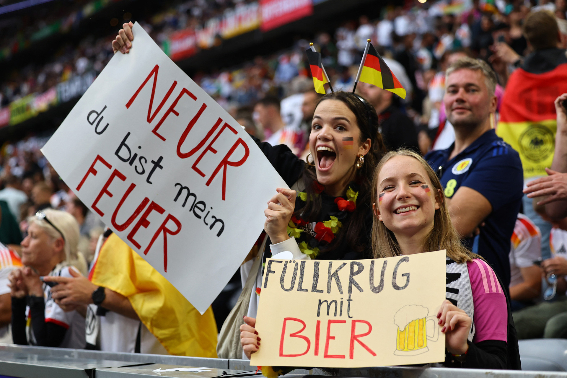 Các CĐV trên sân Allianz Arena đang háo hức chờ lễ khai mạc - Ảnh: REUTERS