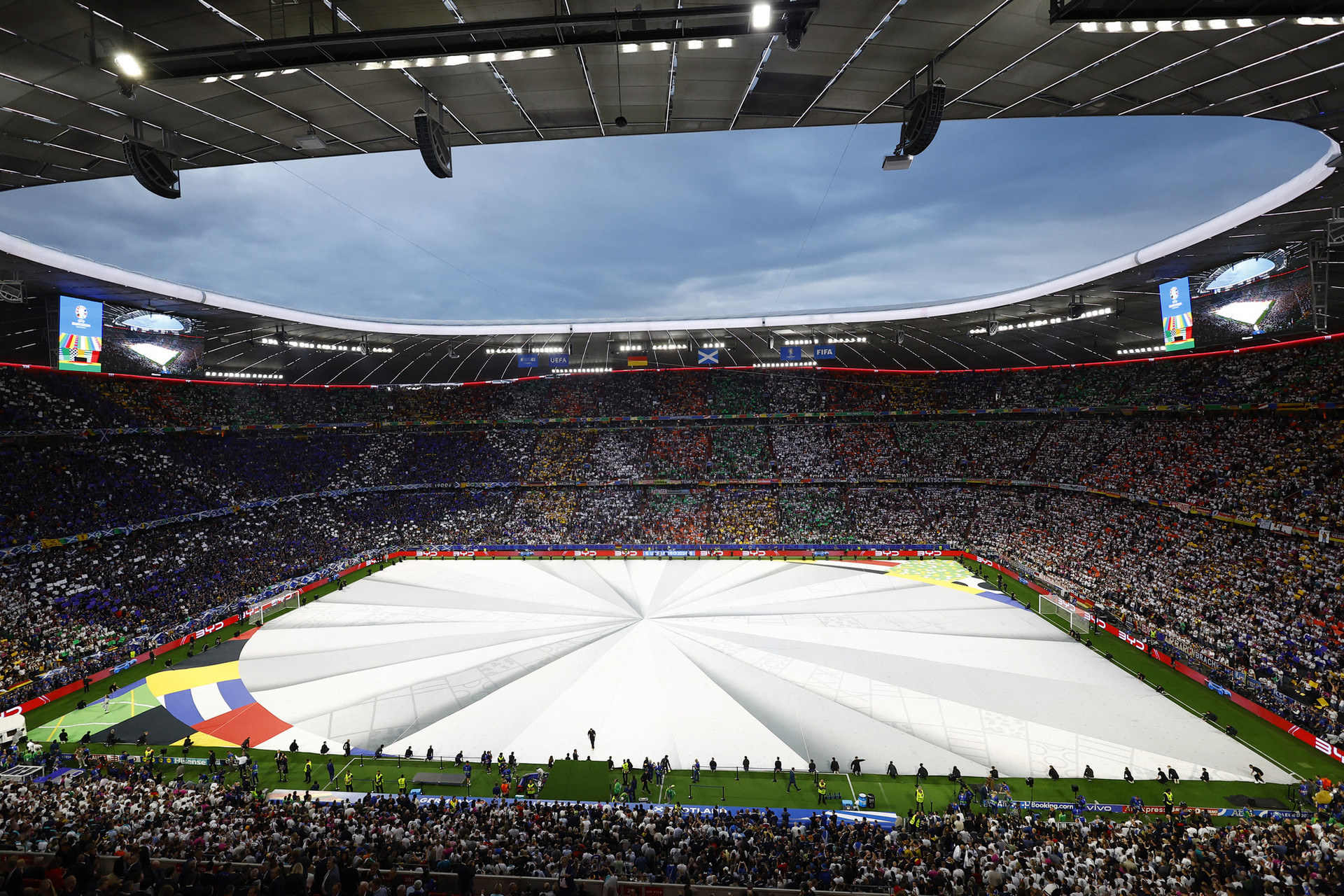 Sân khấu dành cho lễ khai mạc Euro 2024 đã được dựng lên - Ảnh: REUTERS