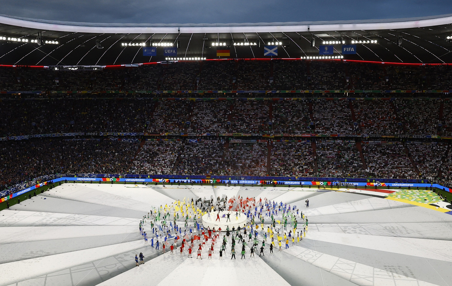 Hình ảnh nhiều sắc màu trong lễ khai mạc Euro 2024 - Ảnh: REUTERS