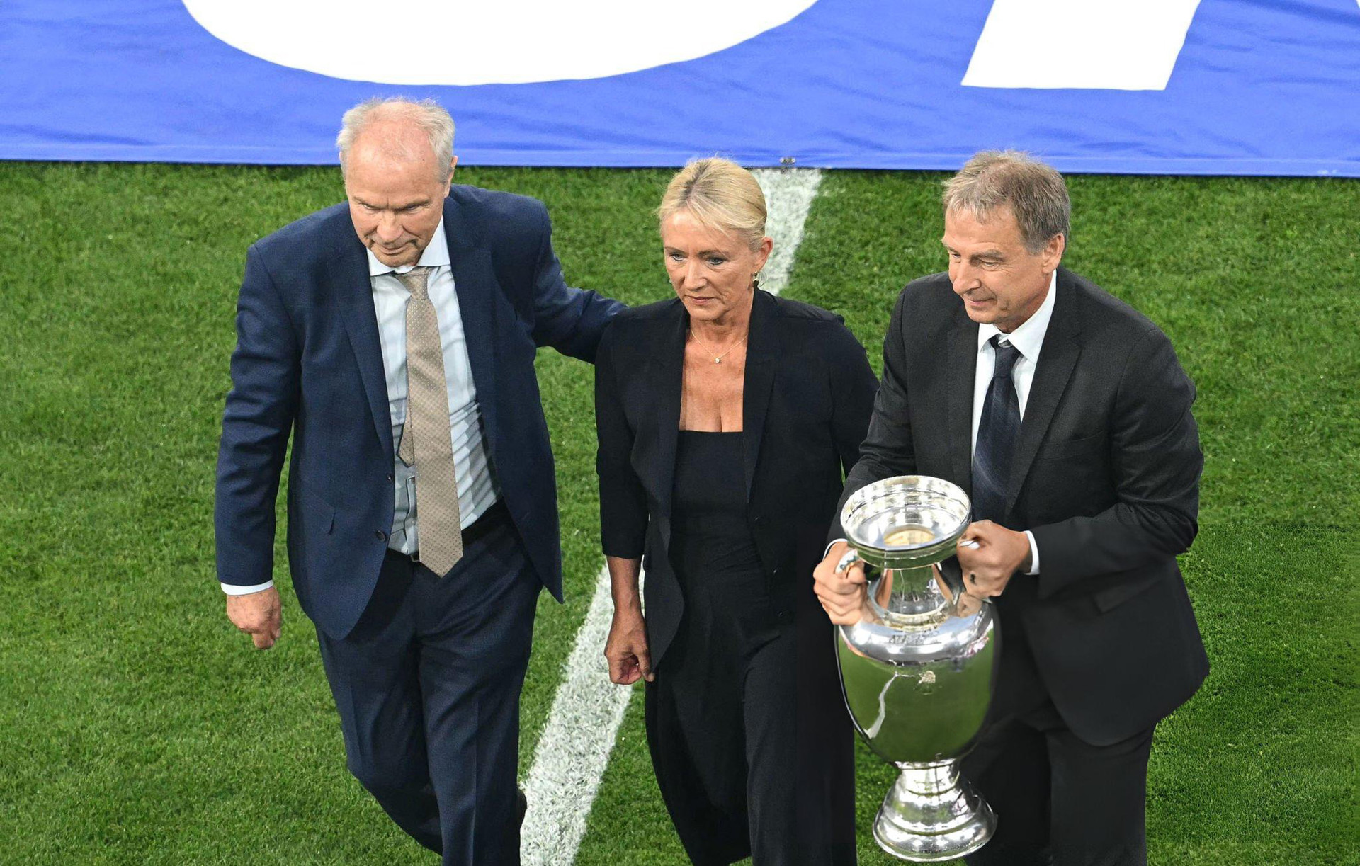 Bà Heidi - vợ huyền thoại Beckenbauer cùng hai cựu danh thủ tuyển Đức Bernard Dietz (trái) và Jurgen Klinnsmann - Ảnh: REUTERS