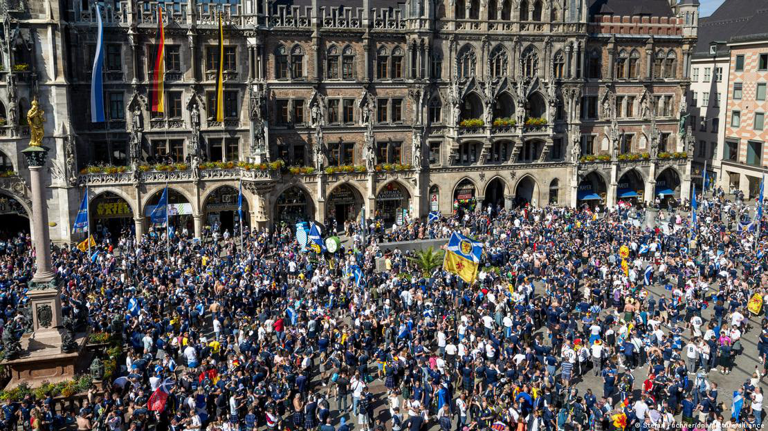 Quảng trường Marienplatz đông nghịt người trước lễ khai mạc Euro 2024 - Ảnh: DPS