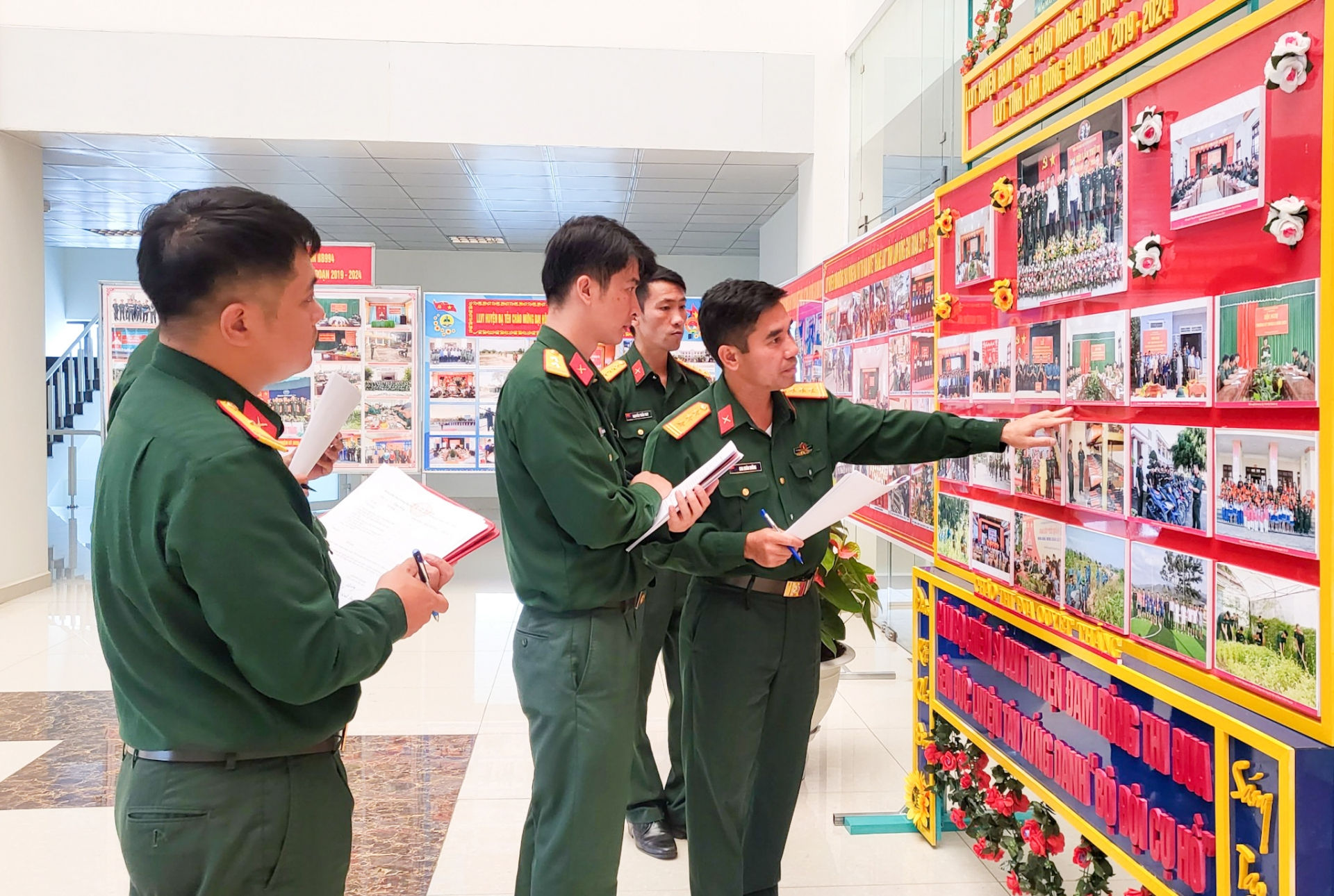 Bộ CHQS tỉnh chấm điểm bảng ảnh trưng bày tại Đại hội