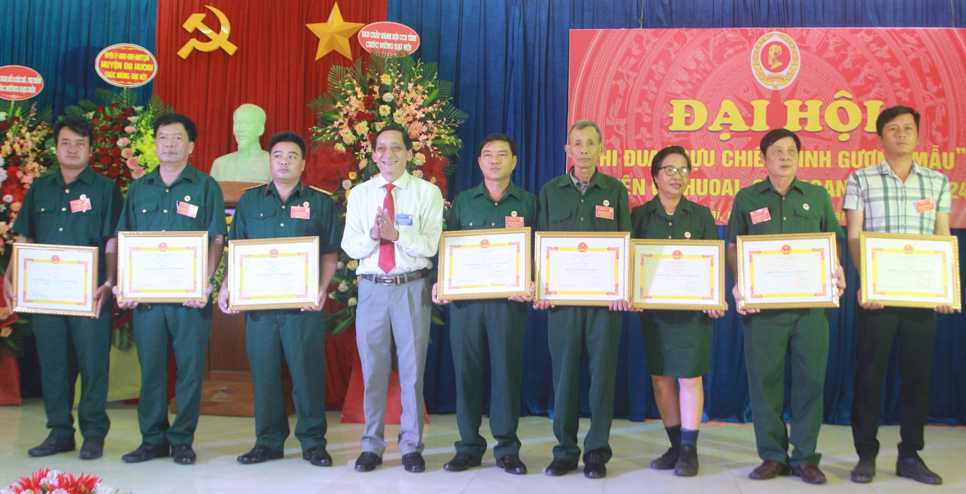 Đồng chí Lưu Hồng Long - Phó Bí thư Thường trực Huyện ủy tặng