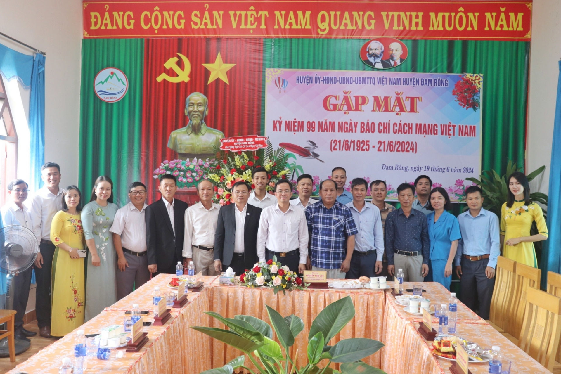 Các đồng chí lãnh đạo huyện chụp lưu niệm với tập thể cán bộ, viên chức Trung tâm Văn hóa, Thông tin và Thể thao huyện