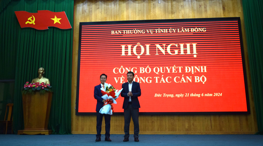 Đồng chí Bùi Thắng - Ủy viên Ban Thường vụ Tỉnh ủy, Trưởng ban Tuyên giáo Tỉnh ủy, tặng hoa chúc mừng đồng chí Trần Trung Hiếu