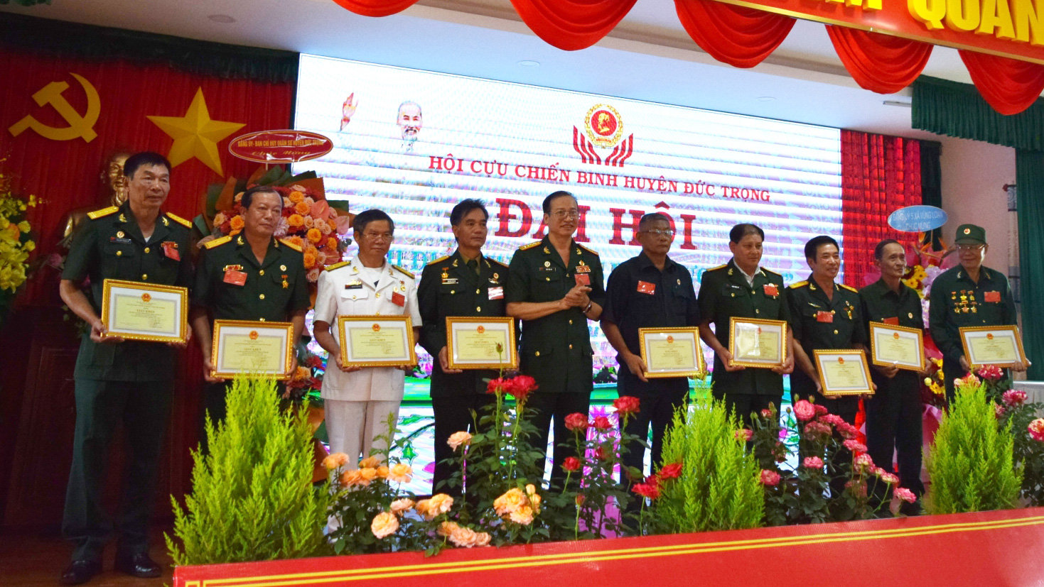 Trao giấy khen của UBND huyện cho các tập thể