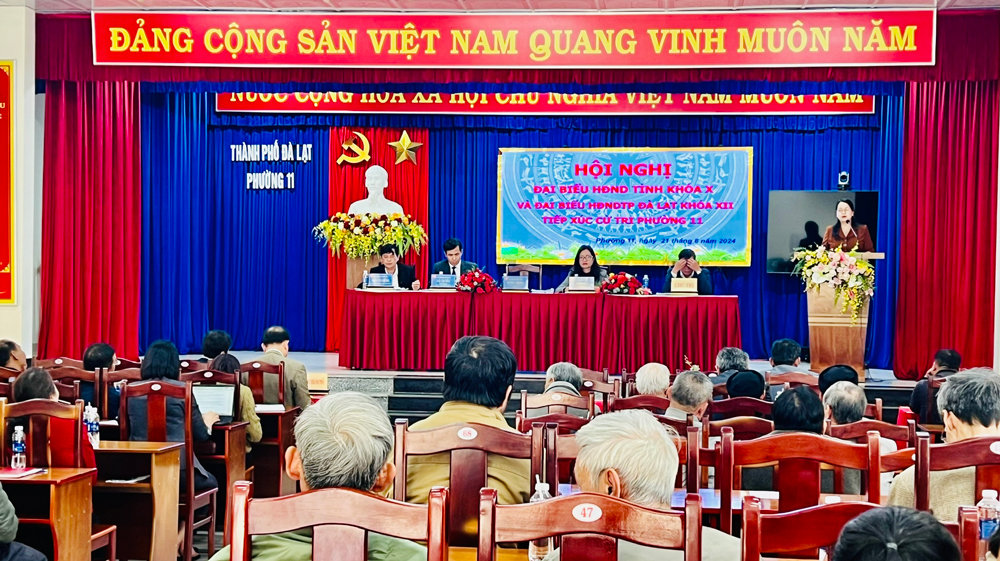 Quang cảnh tiếp xúc cử tri