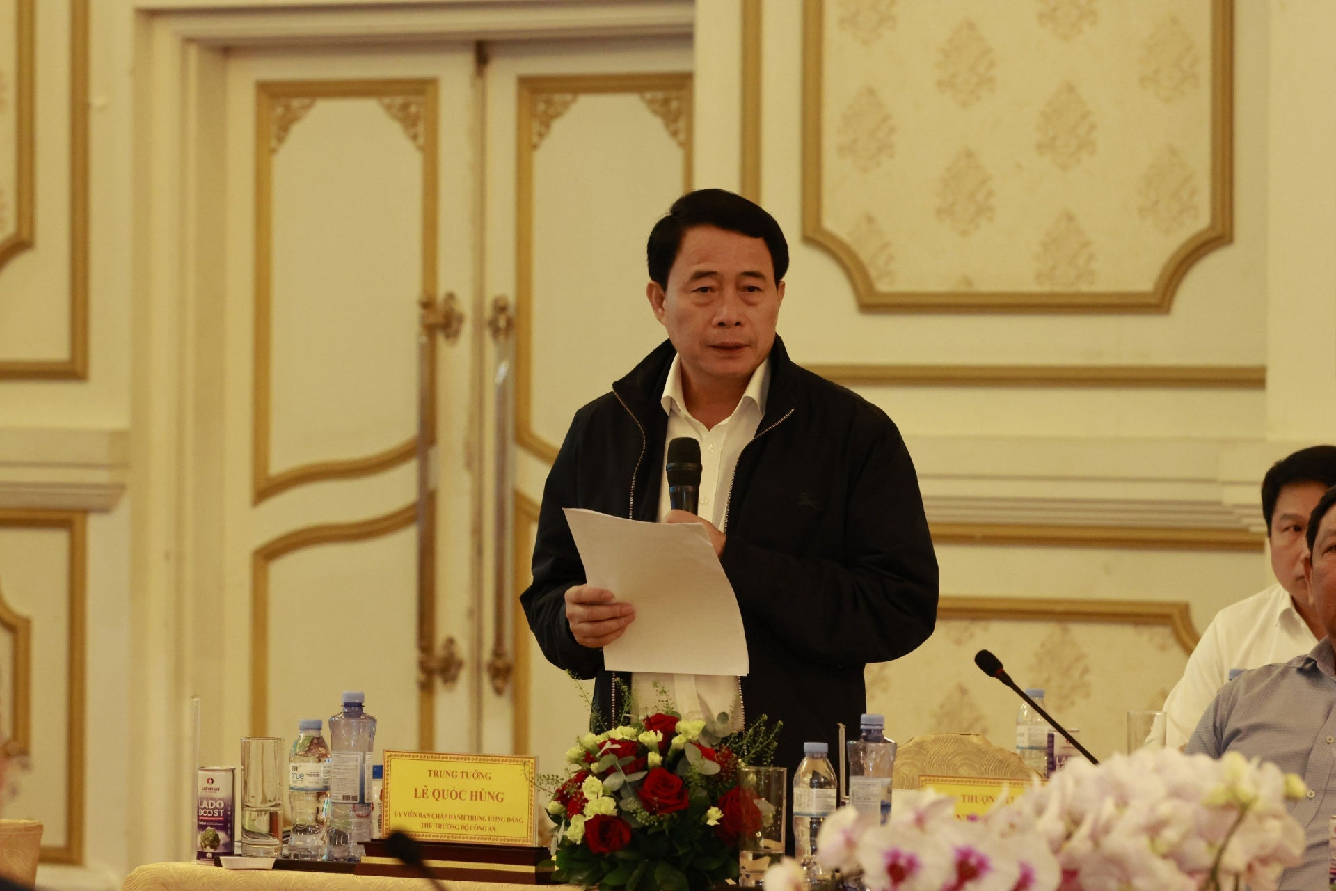 Trung tướng Lê Quốc Hùng - Thứ trưởng Bộ Công an, cho biết: Điểm hiệu quả của Ban Điều phối là hoàn thiện thể chế để tháo gỡ khó khăn vướng mắc; Ban điều hành đã đi đúng hướng mà Nghị quyết 23 đề ra… Mặc dù đã làm tốt nhiều nội dung, nhưng đối với vùng Tây Nguyên phát triển kinh tế - xã hội chưa tương xứng với tiềm năng, kỳ vọng; hệ thống chính trị cơ sở ở một số nơi chưa vững chắc, chưa được củng cố, kiện toàn; chưa làm tốt công tác an sinh xã hội…; các thể lực thù địch tìm cách gây mâu thuẫn, chia rẽ… Thứ trưởng Bộ Công an đề xuất các tỉnh Tây Nguyên kiện toàn hệ thống chính trị, tăng cường năng lực điều hành của hệ thống chính quyền; không để các thế lực kích động người dân vấn đề mất đất – đòi lại đất; rà soát để tránh các vấn đề chồng lấn và xung đột trong trong quy hoạch, quy hoạch ngành, quy hoạch lĩnh vực…; tăng cường tinh thần đoàn kết, liên thông trong Vùng Tây Nguyên.