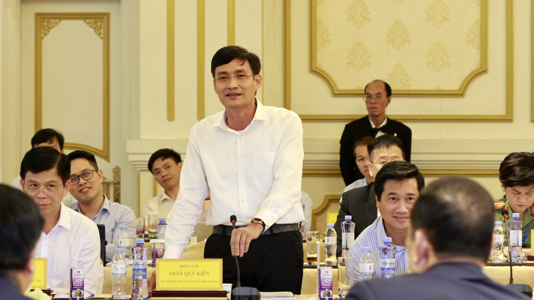 Ông Trần Quý Kiên - Thứ trưởng Bộ Tài nguyên và Môi trường: Tây Nguyên cần rà soát các phương án sử dụng đất, đất nông lâm trường do các bộ, ngành Trung ương quản lý… để giao lại cho địa phương… Quy hoạch 10 dự án bauxit đến năm 2030 là vượt khả năng thực hiện, trong khi bauxit không phải là khoáng sản quý và quỹ đất quy hoạch bauxit không được sử dụng cho các mục đích khác, vì vậy, cần rà soát lại…