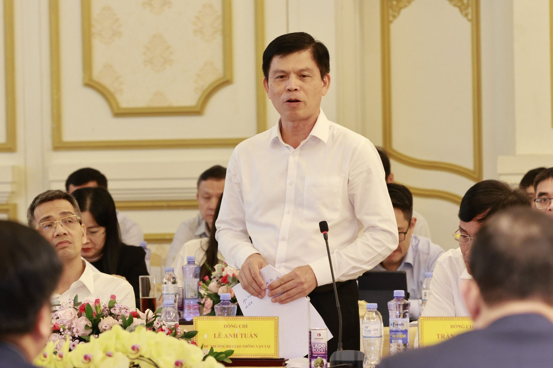 Ông Lê Anh Tuấn -  Thứ trưởng Bộ Giao thông - Vận tải: Quyết định 866 cho thấy có rất nhiều điểm chồng lấn về quy hoạch khoáng sản, cụ thể ởu Tây Nguyên là bauxit. Thực tế, chi phí để làm một con đường ở đắt hơn rất nhiều so với giá trị của việc khai thác bauxit trên con đường đó rồi đắp lại (trả lại mặt đường sau thời gian khai thác). Vì vậy, đề nghị các tỉnh Tây Nguyên rà soát, nếu thấy các dự án bauxit không khả thi thì đề xuất để Bộ báo cáo Thủ tướng… Đề xuất Chính phủ tăng cường nguồn lực thực hiện các dự án cao tốc…
