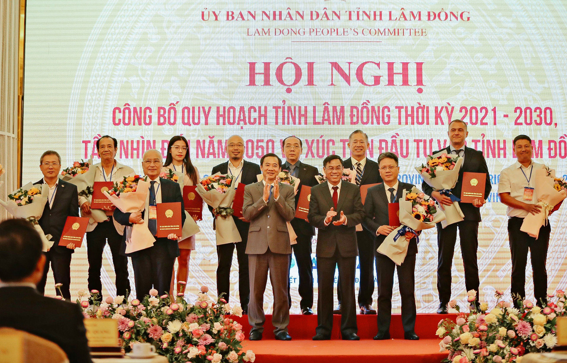 Trao Giấy chứng nhận đăng ký đầu tư, quyết định chấp thuận chủ trương đầu tư