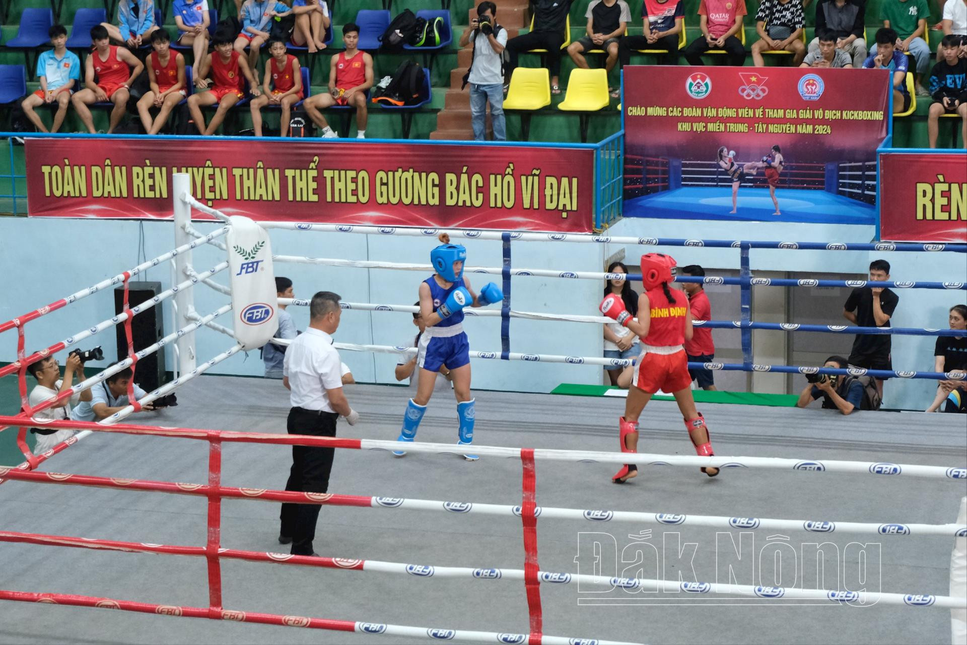 Vận động viên Nguyễn Thị Thanh Thảo (áo xanh) của Đắk Nô thi đấu cùng võ sĩ đến từ đơn vị Bình Định