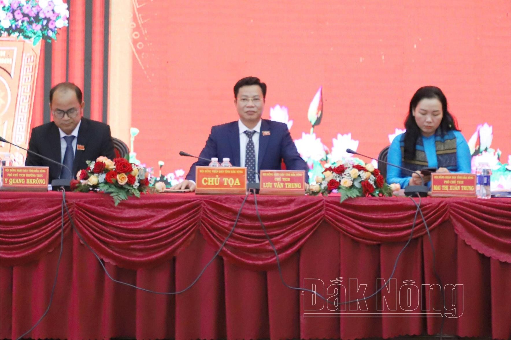 Đồng chí Lưu Văn Trung, Phó Bí thư Tỉnh ủy, Chủ tịch HĐND tỉnh và các Phó Chủ tịch HĐND tỉnh Đắk Nông chủ trì kỳ họp