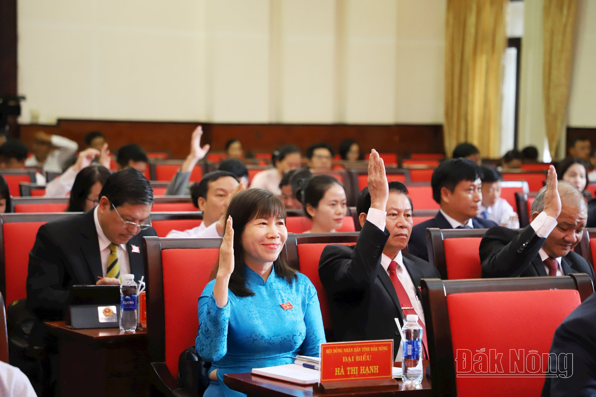 Đại biểu biểu quyết thông qua Nghị quyết quy định mức thu học phí đối với cơ sở giáo dục mầm non, giáo dục phổ thông công lập và giáo dục thường xuyên trên địa bàn tỉnh Đắk Nông từ năm học 2024 - 2025