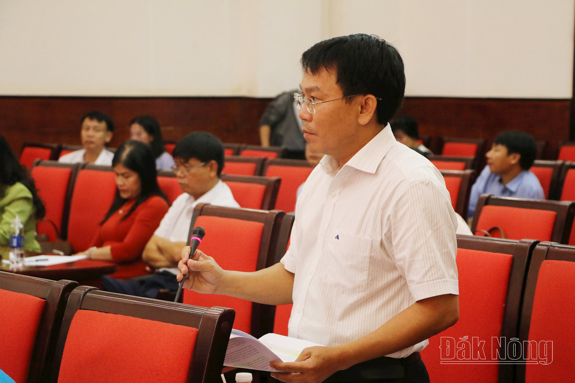 Giám đốc Sở Tư Pháp Trần Văn Diêu giải trình làm rõ một số nội dung đại biểu yêu cầu liên quan đến dự thảo nghị quyết