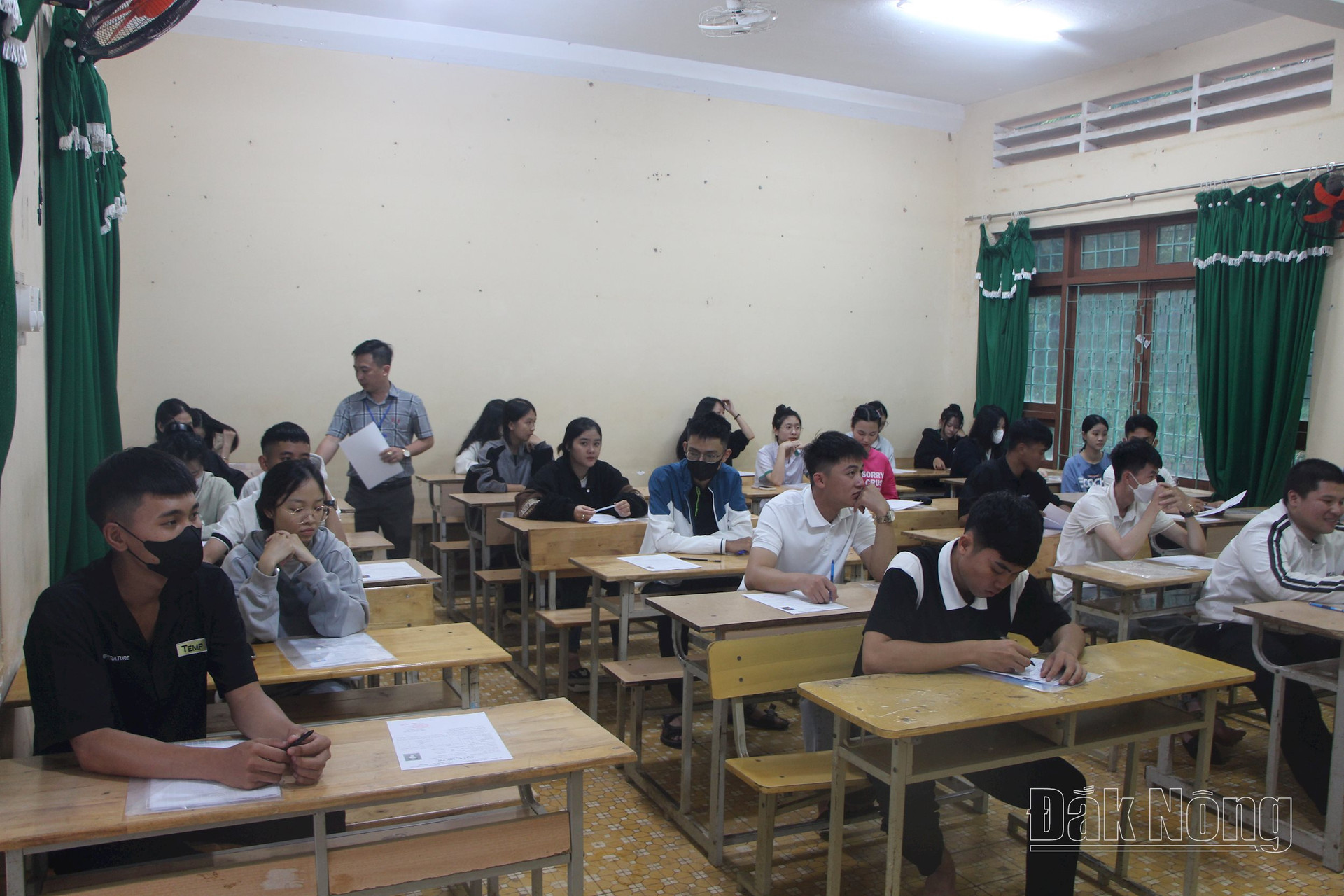 Cán bộ coi thi phát phiếu thẻ dự thi cho thí sinh tại điểm thi Trường THPT Chu Văn An ở TP. Gia Nghĩa kiểm tra thông tin