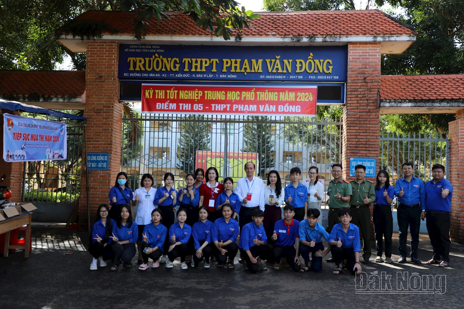 Ban Chỉ đạo Kỳ thi tốt nghiệp THPT năm 2024 tỉnh Đắk Nông kiểm tra động viên thanh niên tình nguyện tiếp sức mùa thi tại điểm thi Trường THPT Phạm Văn Đồng, huyện Đắk 