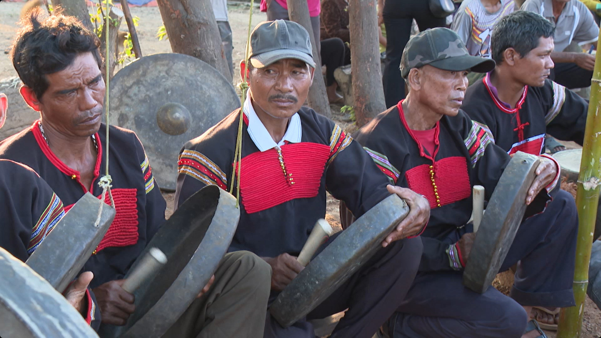 Sau buổi lễ, bà con trong buôn sẽ cùng uống rượu cần trên nền nhạc chiêng và ca múa hát