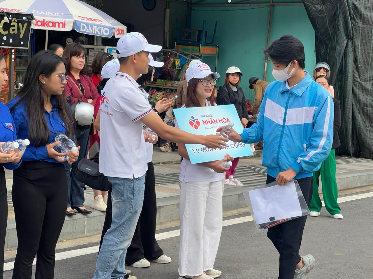 Các tình nguyện viên tặng nước uống cho các thí sinh 