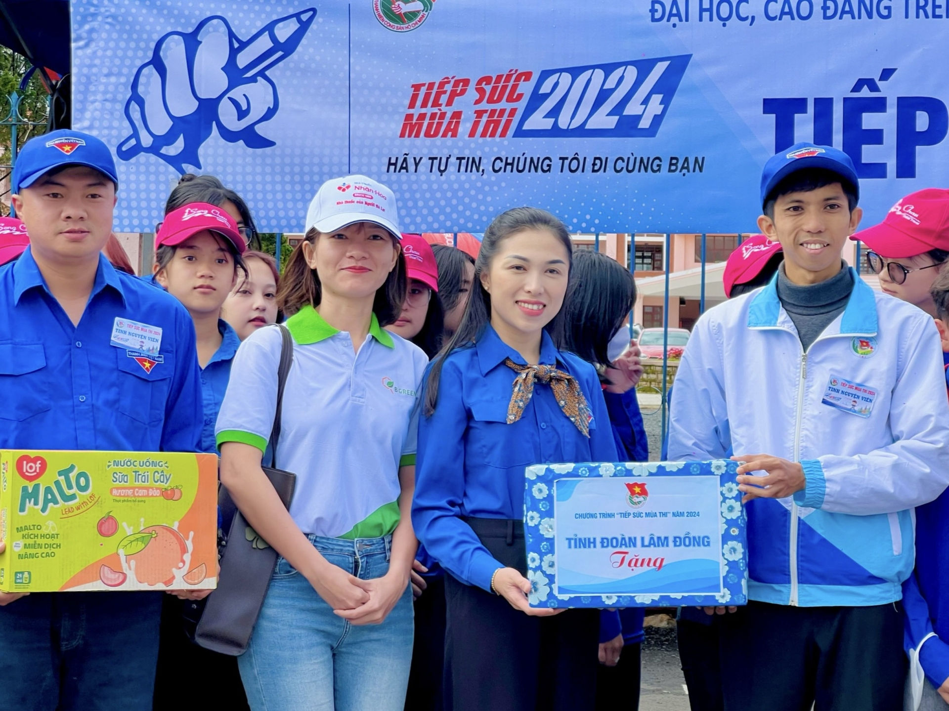 Phó Bí thư Tỉnh Đoàn Trần Diệp Mỹ Dung đến thăm, động viên tinh thần các đội hình Tiếp sức mùa thi trên địa bàn thành phố Đà Lạt