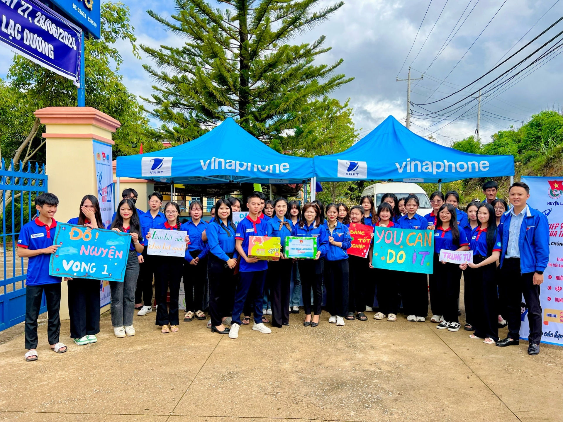 Phó Bí thư Tỉnh Đoàn Trần Diệp Mỹ Dung đến thăm, động viên tinh thần các đội hình Tiếp sức mùa thi trên địa bàn huyện Lạc Dương