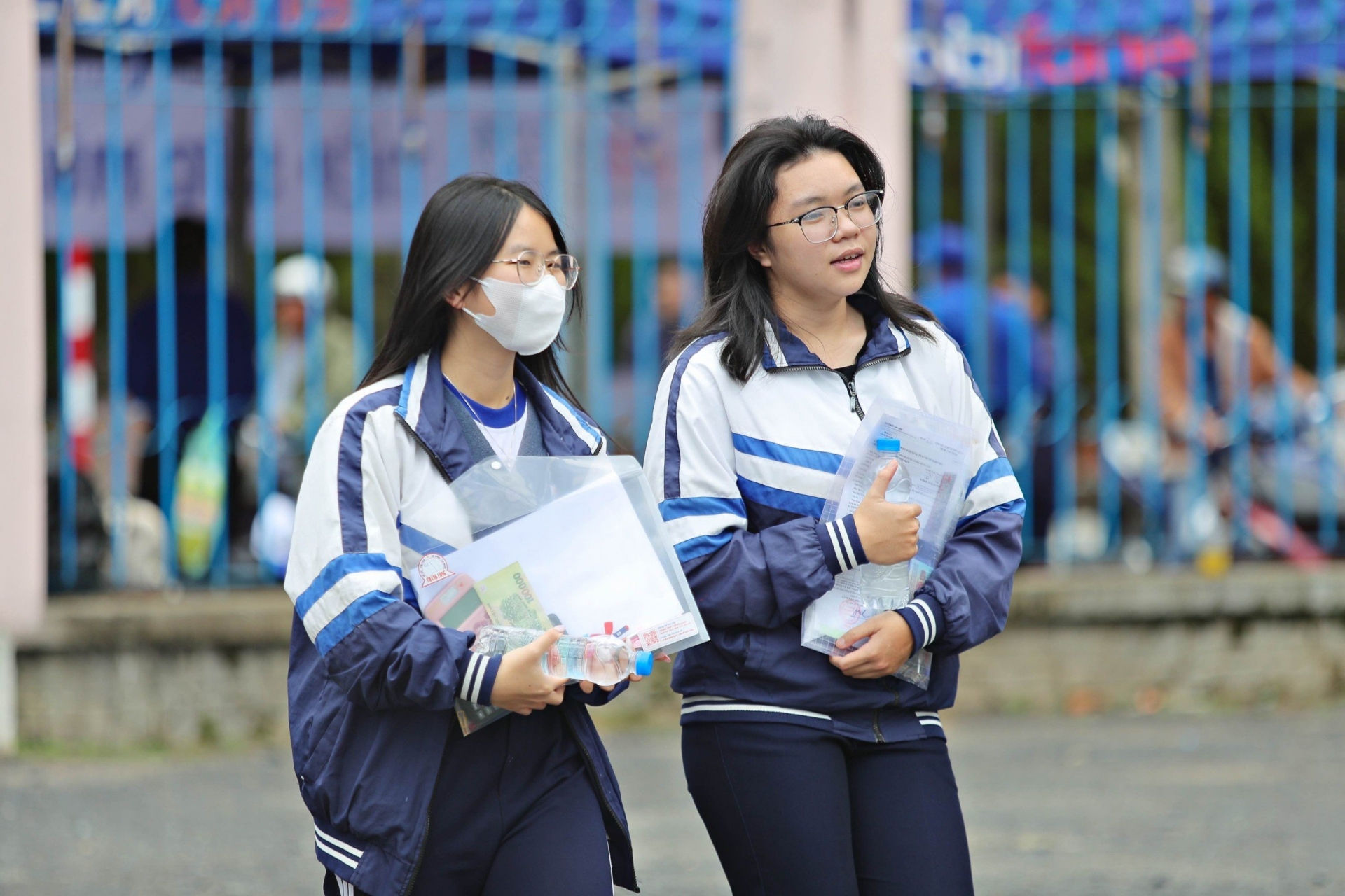 Các thí sinh kết thúc kỳ thi tốt nghiệp THPT 2024 với nhiều tâm trạng khác nhau..jpg