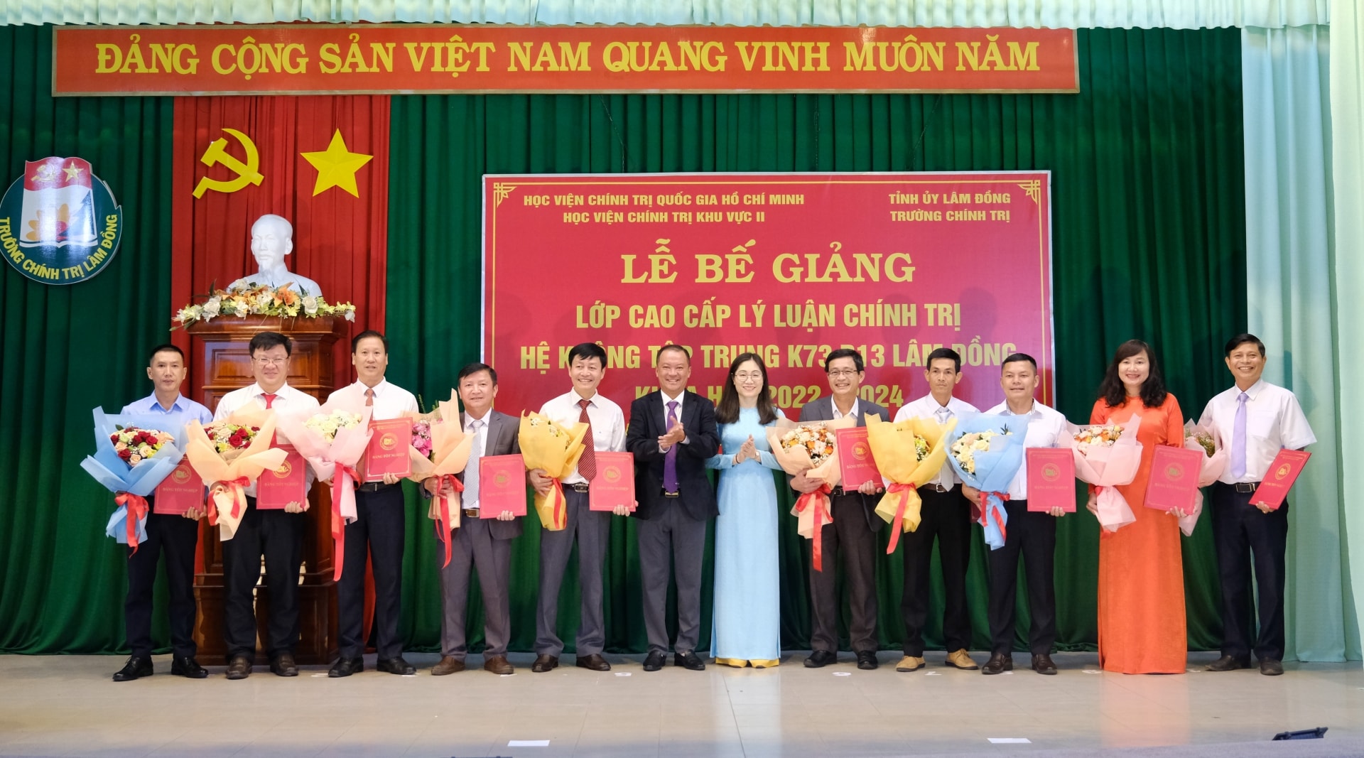 Vũ Quang Lâm – Phó Trưởng Ban Tổ chức Tỉnh ủy và Phó Giáo sư, Tiến sĩ Nguyễn Thị Tuyết Mai - Phó Giám đốc Học viện Chính trị Khu vực II trao bằng tốt nghiệp cho các học viên