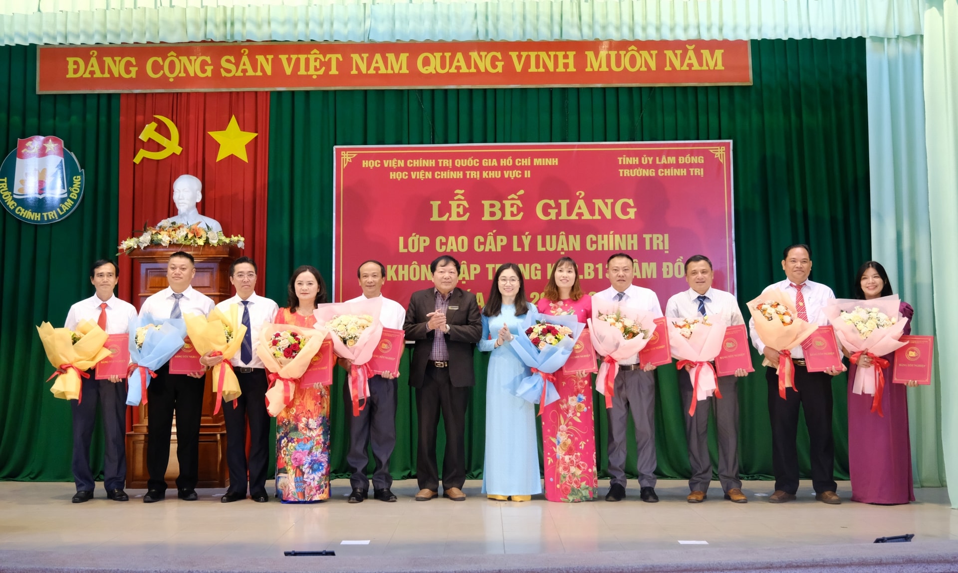 Trao bằng tốt nghiệp cho các học viên