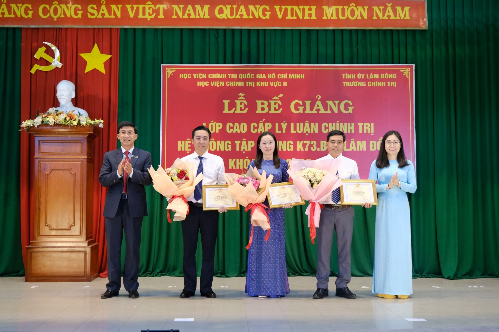Tặng giấy khen cho 3 học viên đạt danh hiệu “Học viên học tập giỏi, rèn luyện tốt”