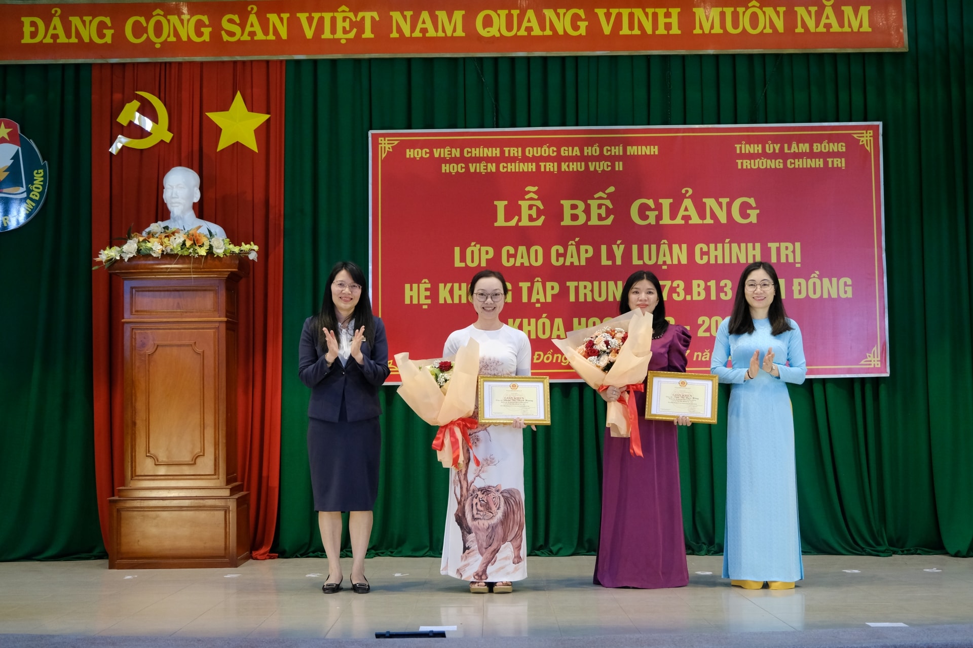 02 học viên được tặng giấy khen với danh hiệu “Học viên nhiều đóng góp tích cực cho phong trào chung của lớp”