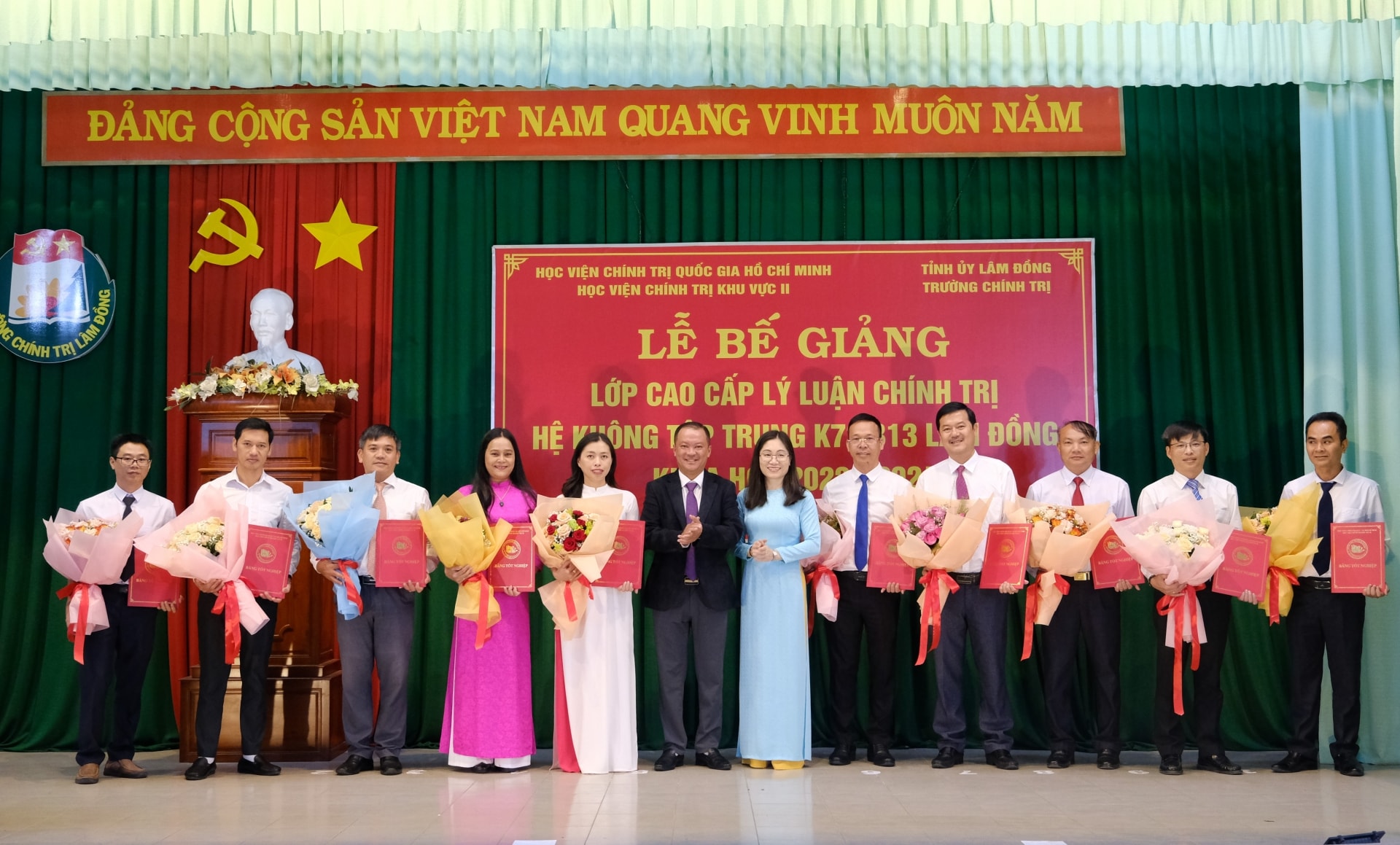 Trao bằng tốt nghiệp cho các học viên
