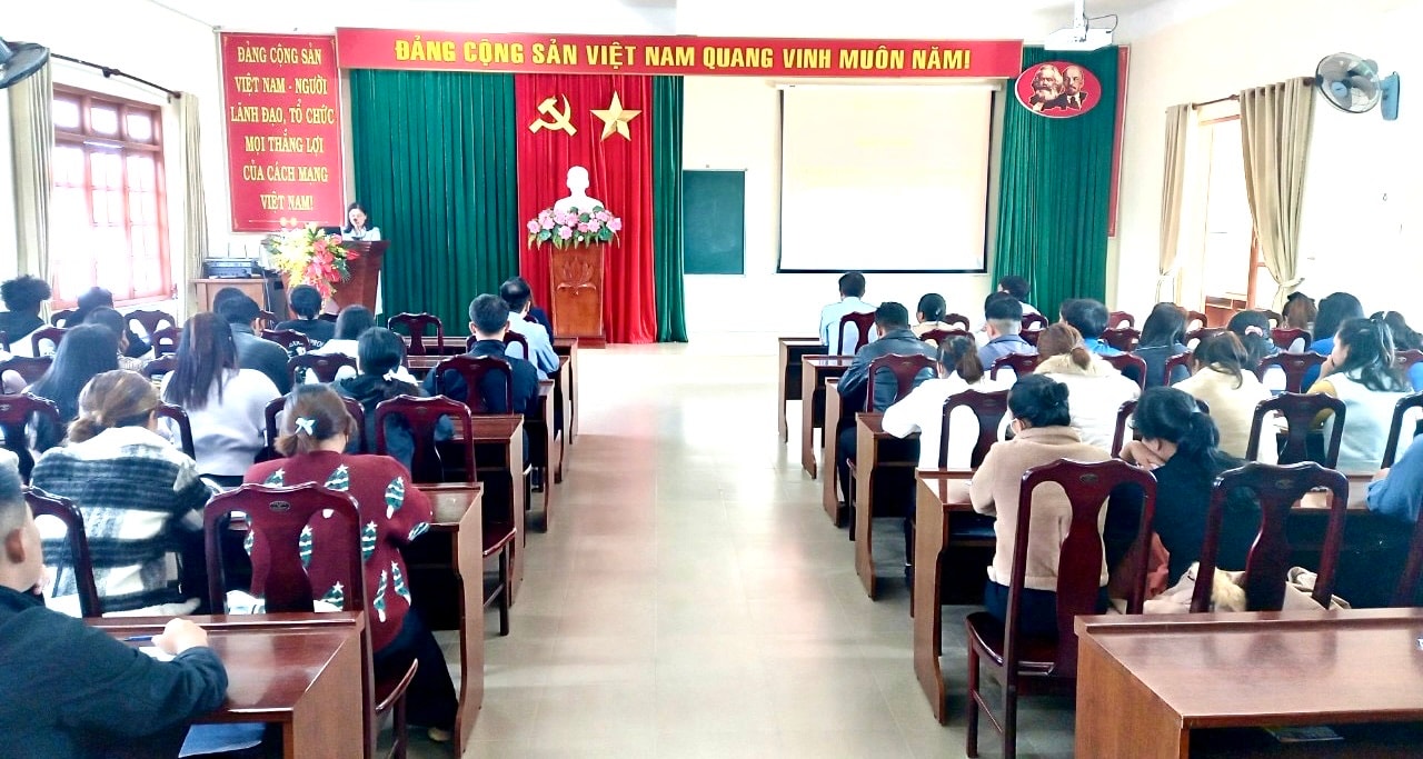 lớp đầu tiên có quần chúng ưu tú là học sinh.