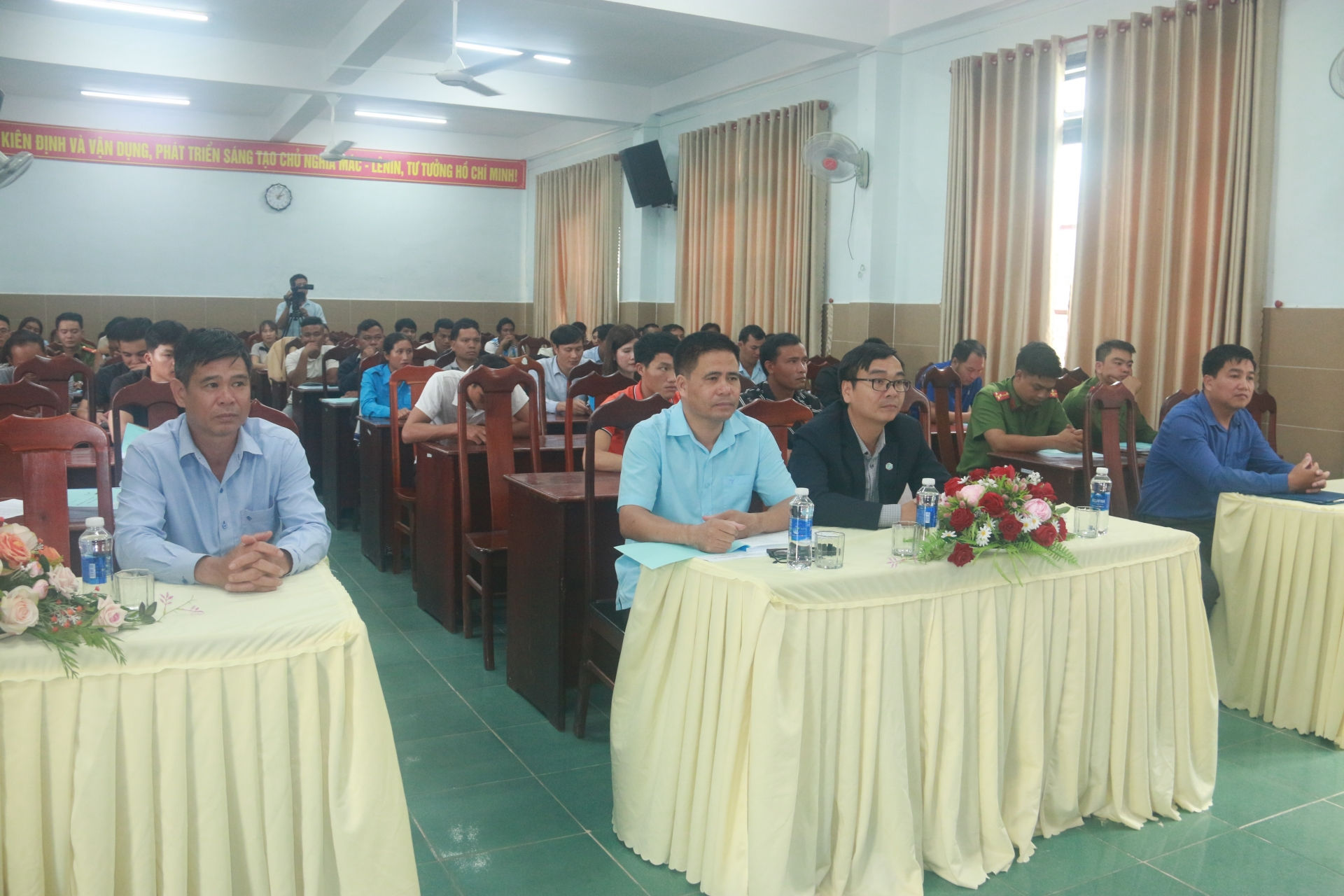 Các đồng chí đại diện lãnh đạo các Ban Xây dựng Đảng tham dự Lễ khai giảng lớp học 