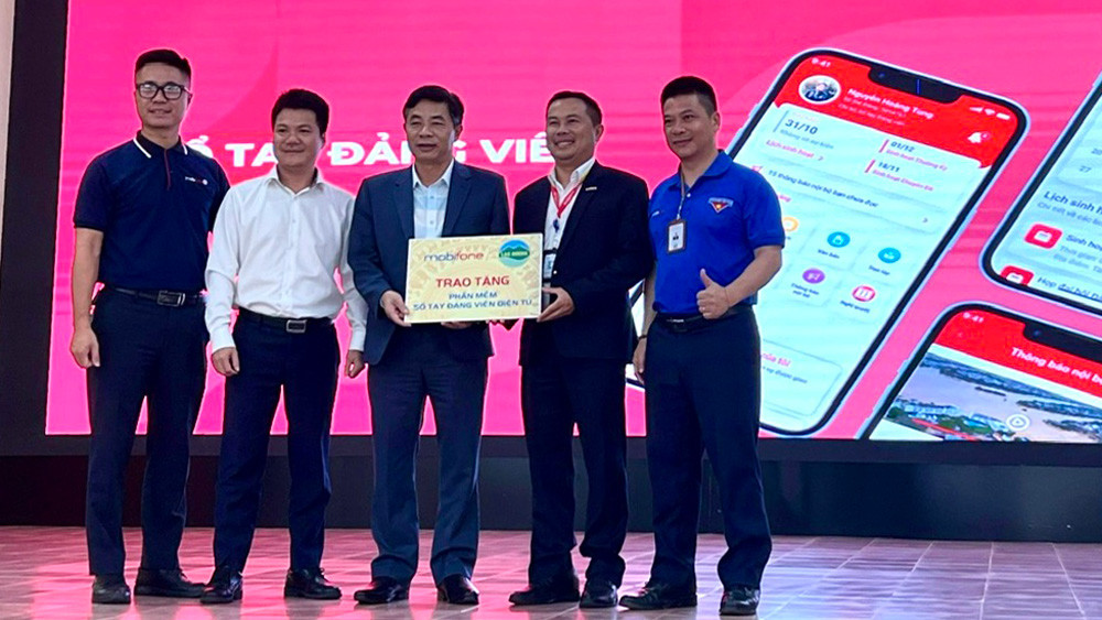 Mobifone trao tặng phần mềm “Sổ tay đảng viên điện tử” miễn phí sử dụng 1 năm