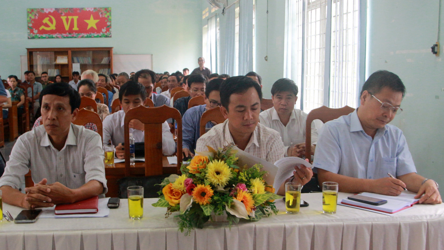 Các đại biểu tham dự buổi tiếp xúc cử tri