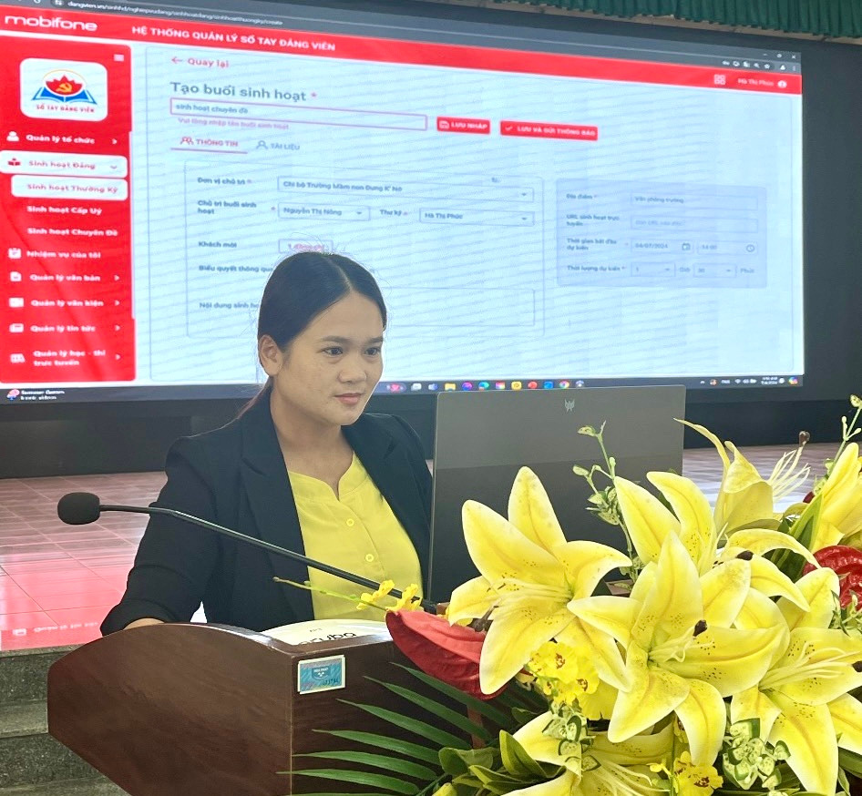 Đại biểu thực hành sử dụng phần mềm “Sổ tay đảng viên điện tử”