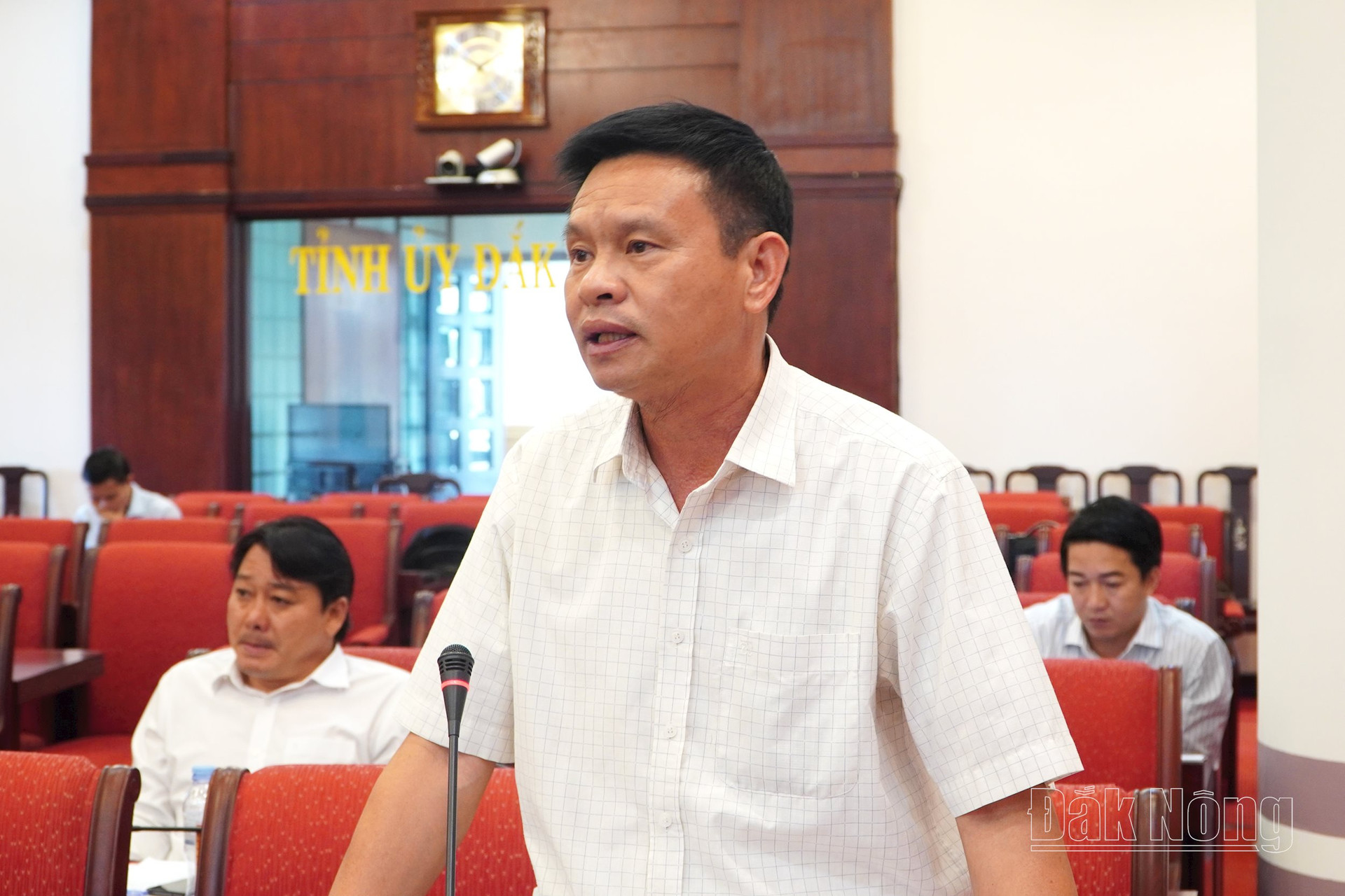 Thảo luận tại tổ 1, đồng chí Vũ Tiến Lư, Bí thư Huyện ủy Đắk Glong cho rằng, hiện nay, huyện đang gặp khó về giáo viên, trường học cho học sinh ở xã Quảng Hòa